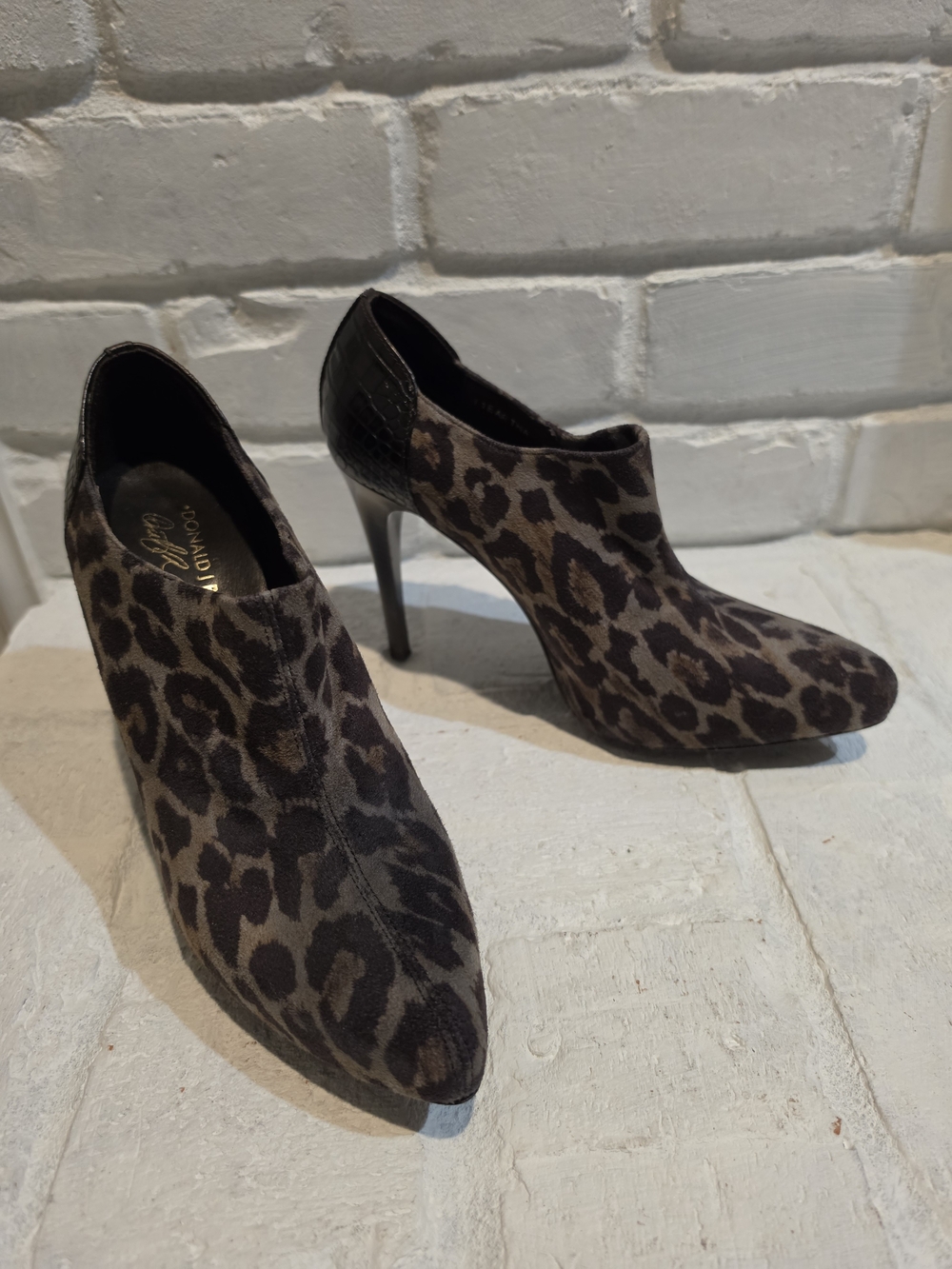 Donald Pliner Leopard Print Pointed Toe Stiletto Ankle Booties SIZE 8